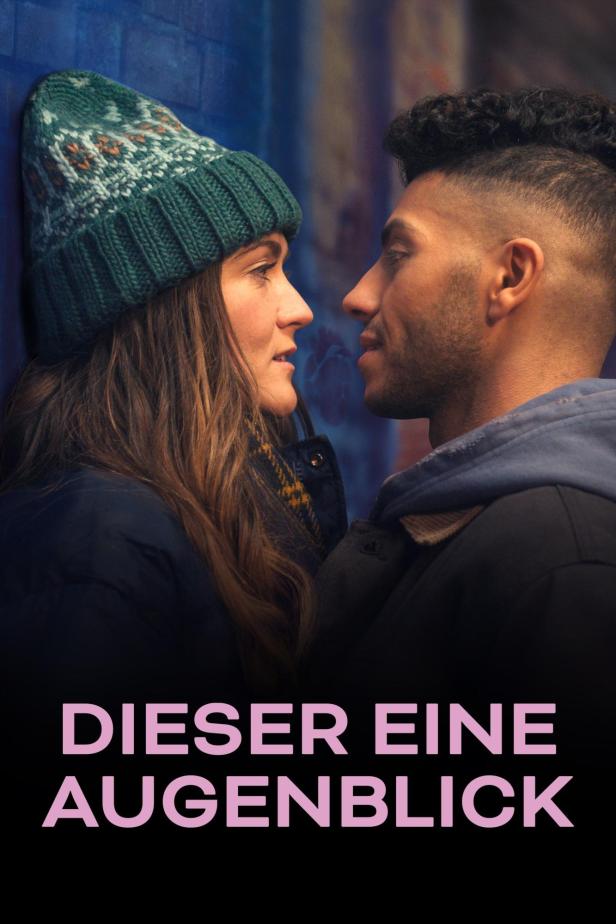 Ein Paar steht kurz vor einem Kuss, im Vordergrund der Titel „Dieser eine Augenblick“.