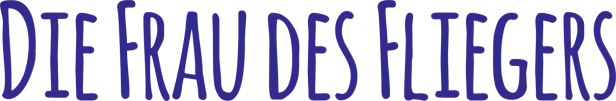 Der Schriftzug „Die Frau des Fliegers“ in blauer Schrift.