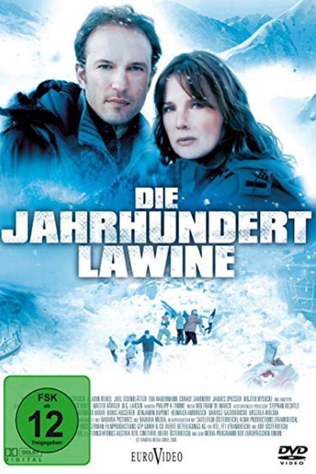 Das Filmplakat für „Die Jahrhundertlawine“ zeigt die Hauptdarsteller vor einer verschneiten Berglandschaft.
