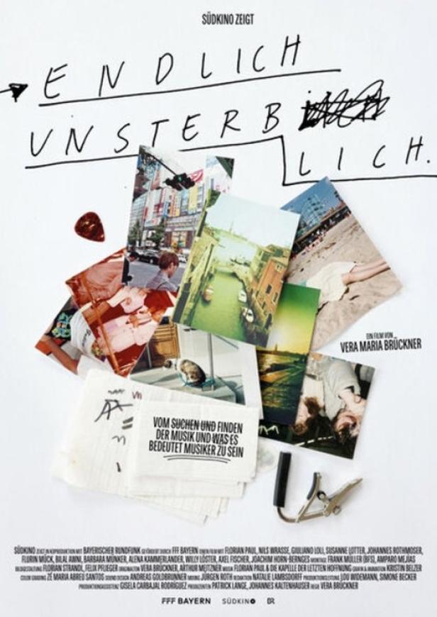 Das Filmplakat für „Endlich unsterblich“ zeigt Fotos, Notizen und den Titel des Films.