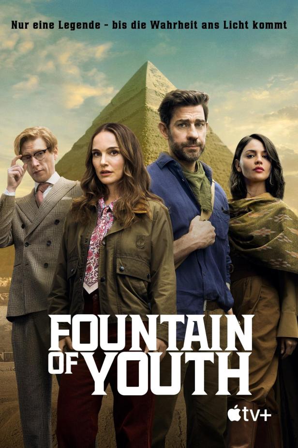Das Filmplakat zu „Fountain of Youth“ zeigt John Krasinski, Natalie Portman und zwei weitere Schauspieler vor einer Pyramide.