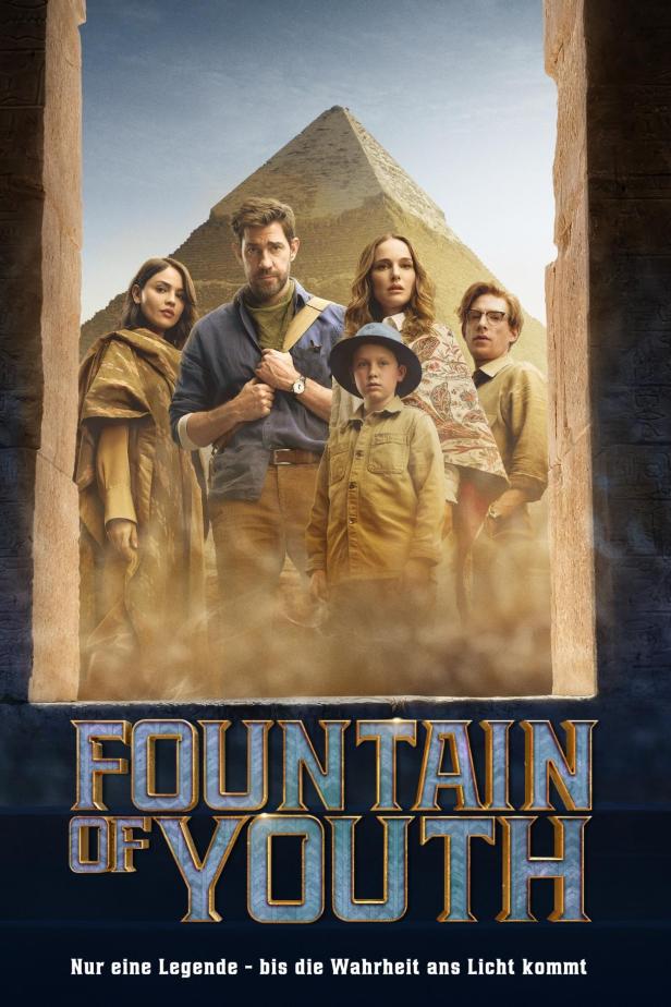 Das Filmplakat für „Fountain of Youth“ zeigt eine Gruppe von Personen vor einer Pyramide.