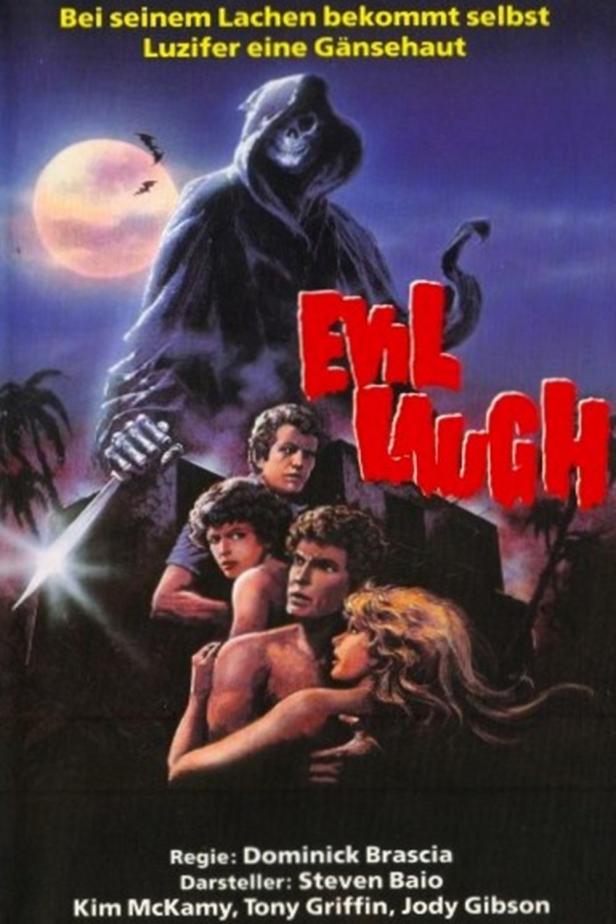 Das Filmplakat für „Evil Laugh“ zeigt einen Sensenmann über einer Gruppe verängstigter junger Leute.