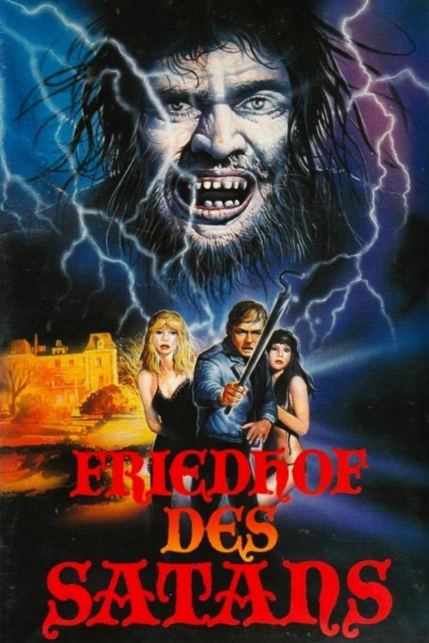Das Cover des Films „Friedhof des Satans“ zeigt einen Mann mit einem Haken zwischen zwei Frauen.