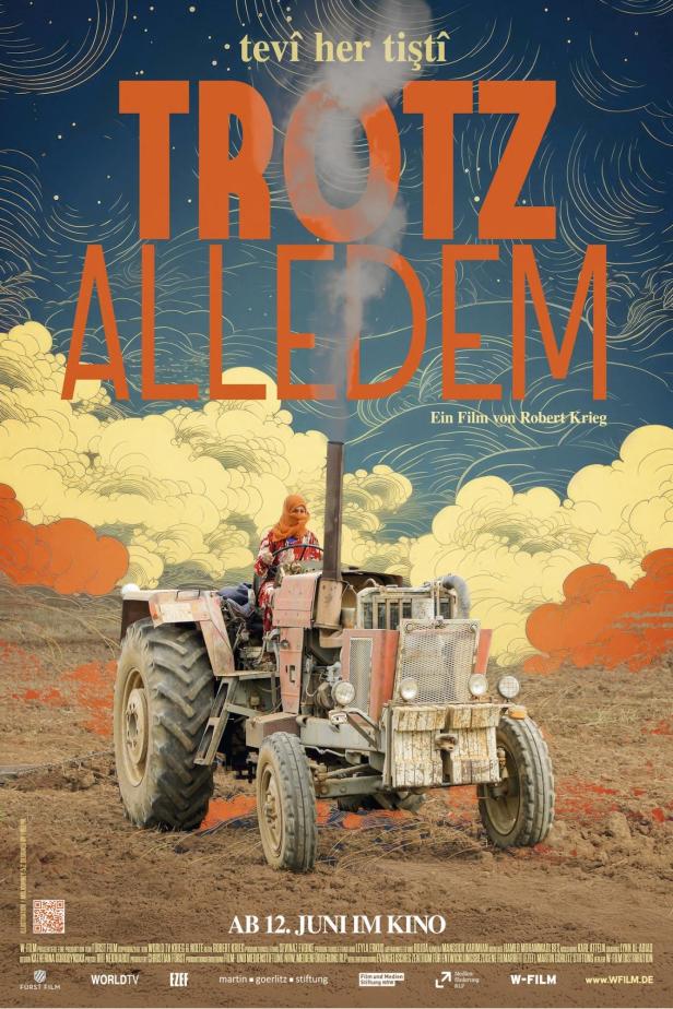 Eine Frau mit Kopftuch fährt einen Traktor auf einem Feld. Plakat für den Film „Trotz Alledem“.
