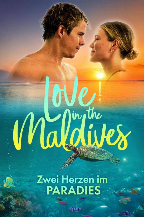 Das Filmplakat für „Love in the Maldives“ zeigt ein Paar vor einem Sonnenuntergang über und unter dem Meer.