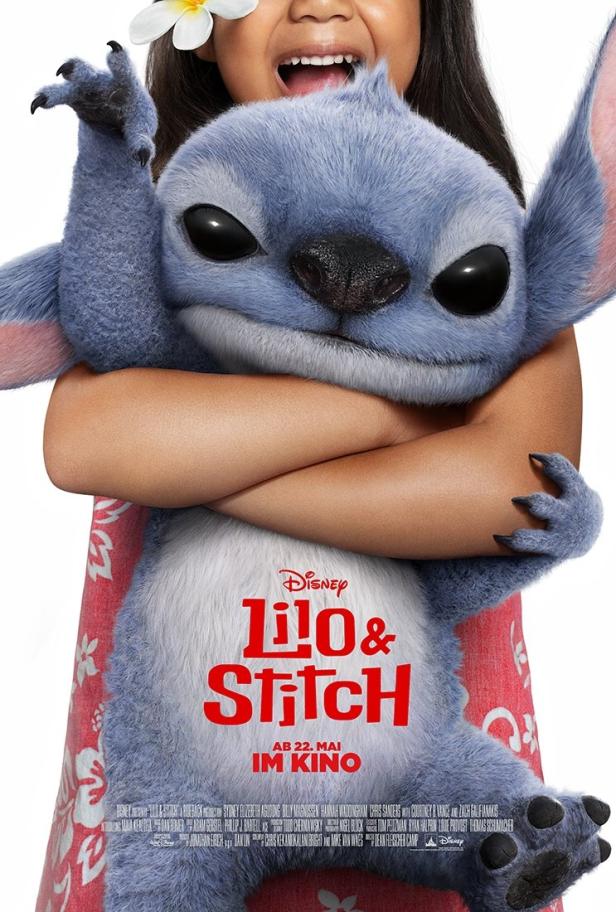 Das Filmplakat für „Lilo & Stitch“ zeigt Stitch, der von einem Mädchen umarmt wird.
