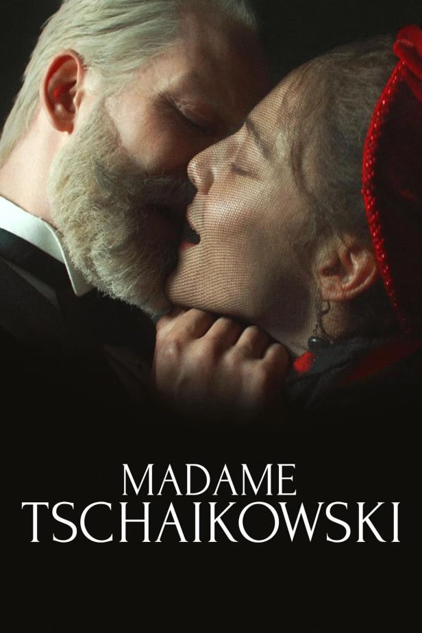 Ein Mann und eine Frau küssen sich, wie auf dem Filmplakat zu „Madame Tschaikowski“.