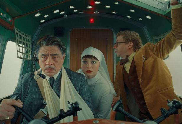 Benicio Del Toro, Léa Seydoux und ein weiterer Schauspieler im Cockpit eines Flugzeugs.