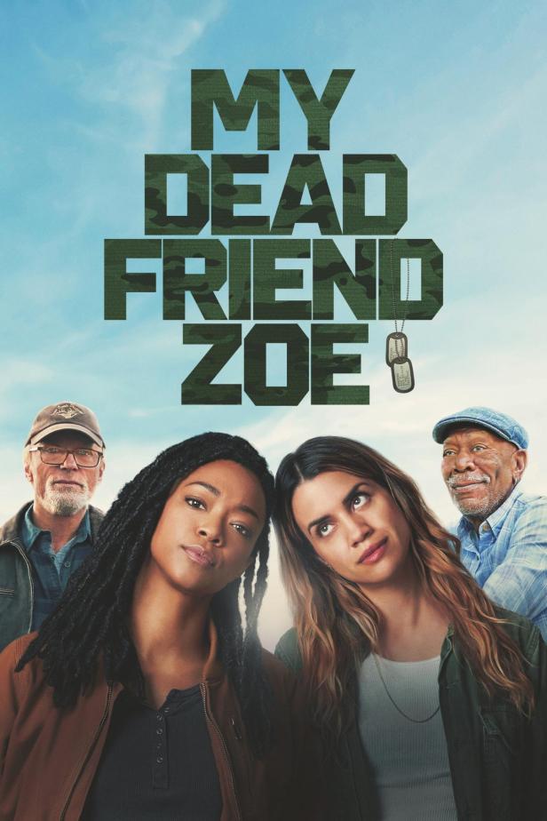 Das Filmplakat für „My Dead Friend Zoe“ zeigt vier Personen vor blauem Himmel.