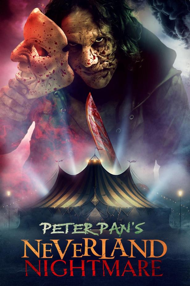 Ein unheimlicher Mann mit einer Maske und einem blutigen Messer vor einem Zirkuszelt für „Peter Pan's Neverland Nightmare“.
