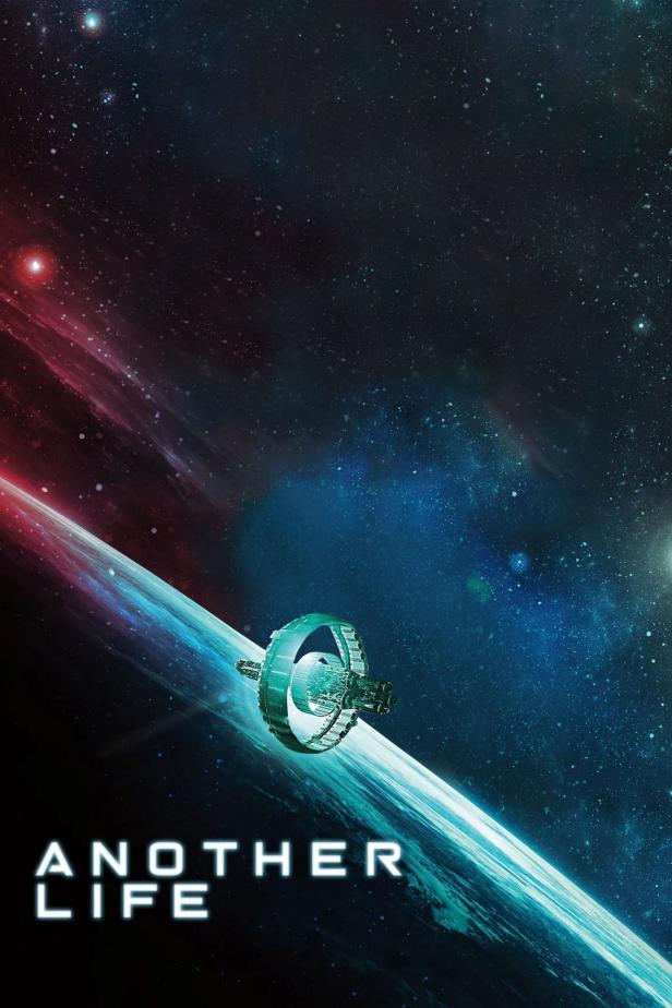 Ein Raumschiff vor dem Hintergrund einer fernen Galaxie, im Stil des Posters für „Another Life“.