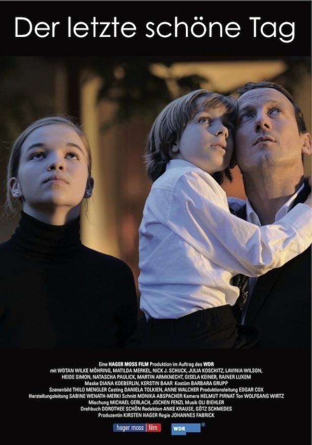 Das Filmplakat für „Der letzte schöne Tag“ zeigt ein Mädchen, einen Jungen und einen Mann, die nach oben schauen.