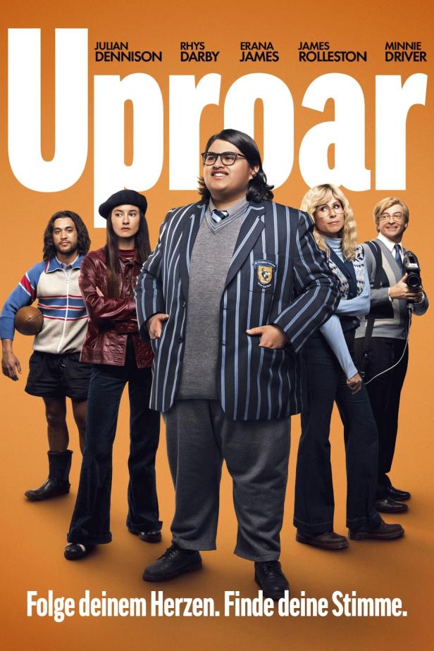 Das Filmplakat zu „Uproar“ zeigt Julian Dennison und weitere Darsteller vor einem orangefarbenen Hintergrund.