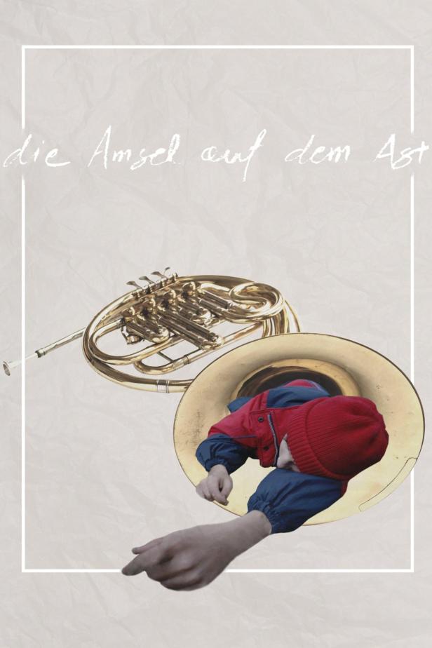 Ein Kind mit roter Mütze schläft in einem Horn, daneben eine weitere Waldhorn.