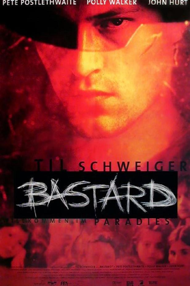 Das Filmplakat für „Bastard“ mit Til Schweiger in roter Beleuchtung.