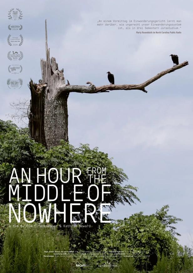 Das Filmplakat für „An Hour From the Middle of Nowhere“ zeigt einen Baumstumpf mit zwei Vögeln.