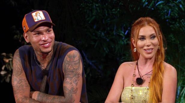 Jona und Tabita, zwei Reality-TV-Teilnehmer, sitzen nebeneinander.