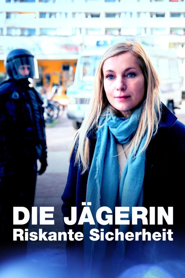 Das Filmplakat für „Die Jägerin – Riskante Sicherheit“ zeigt eine Frau und einen Polizisten in Schutzkleidung.
