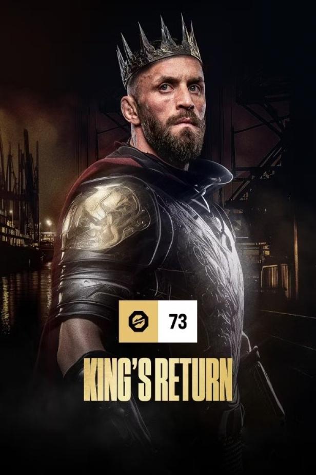 Ein Mann mit Bart und Krone trägt eine Rüstung vor einer dunklen Stadtkulisse.