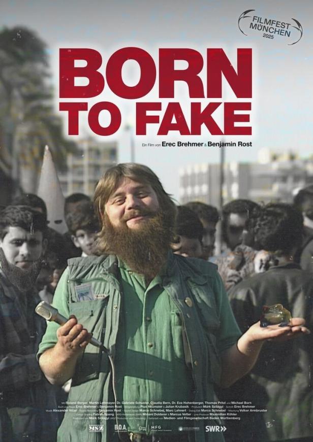 Das Filmplakat zu „Born to Fake“ zeigt einen Mann mit Bart vor einer Menschenmenge.