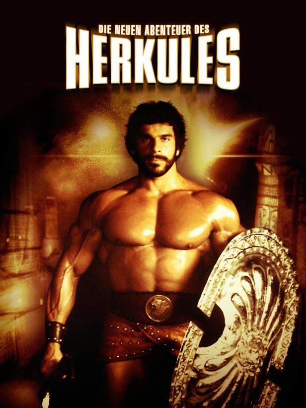 Ein muskulöser Mann posiert mit einem Schild für den Film „Die neuen Abenteuer des Herkules“.