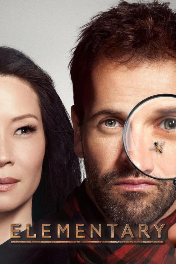 Das Filmplakat zu „Elementary“ zeigt Lucy Liu und Jonny Lee Miller, wobei Miller eine Biene mit einer Lupe betrachtet.
