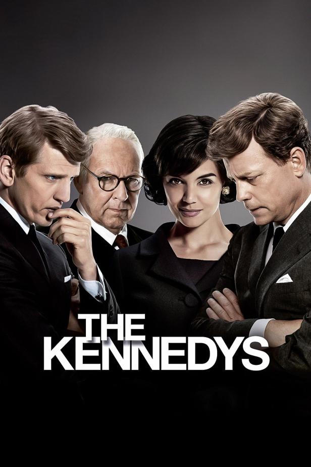 Das Filmplakat zur Miniserie „The Kennedys“ zeigt vier Darsteller in Anzügen.