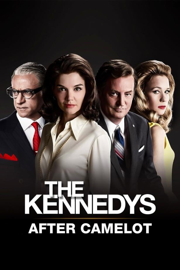 Das Filmplakat für „The Kennedys: After Camelot“ zeigt vier Schauspieler vor einem dunklen Hintergrund.