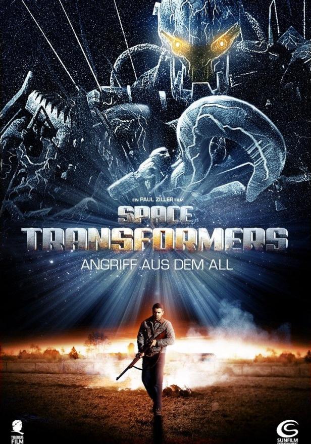 Ein Mann mit Gewehr steht vor einem riesigen Roboter im Filmplakat „Space Transformers: Angriff aus dem All“.