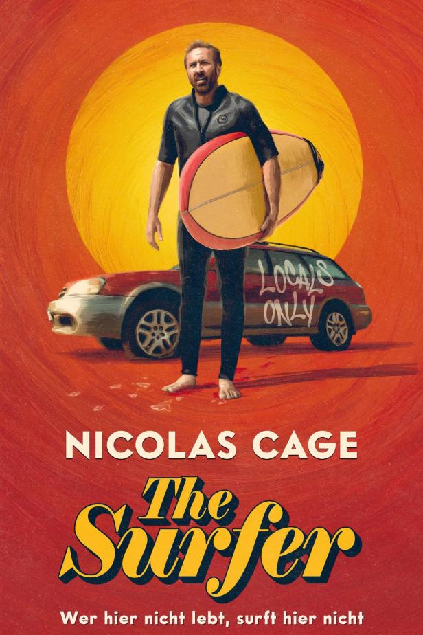 Das Filmplakat für „The Surfer“ zeigt Nicolas Cage mit Surfbrett vor einem Auto mit der Aufschrift „Locals Only“.