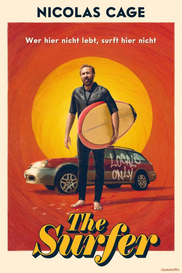 Das Filmplakat für „The Surfer“ zeigt Nicolas Cage mit Surfbrett vor einem Auto, auf dem „Locals Only“ steht.