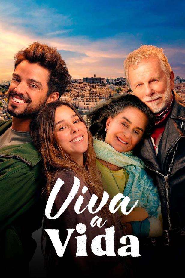 Das Filmplakat für „Viva a Vida“ zeigt vier lächelnde Personen vor einer Stadtkulisse.