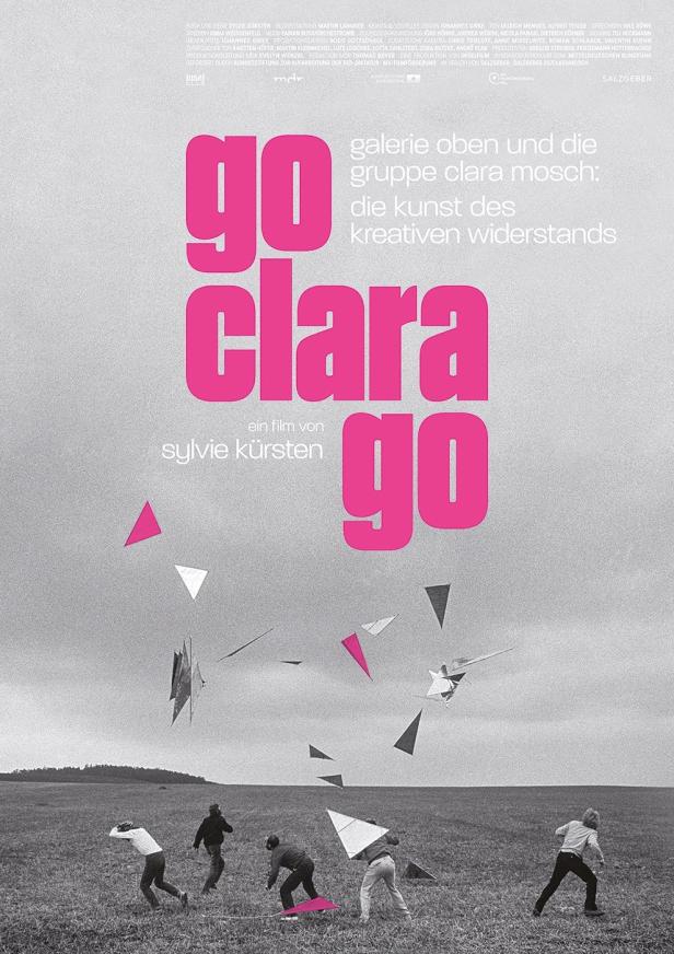 Das Filmplakat zu „Go Clara Go“ zeigt eine Gruppe Menschen auf einem Feld, über ihnen geometrische Formen.