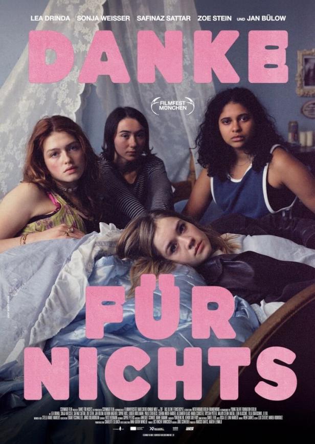 Das Filmplakat für „Danke für Nichts“ zeigt vier junge Frauen auf einem Bett.
