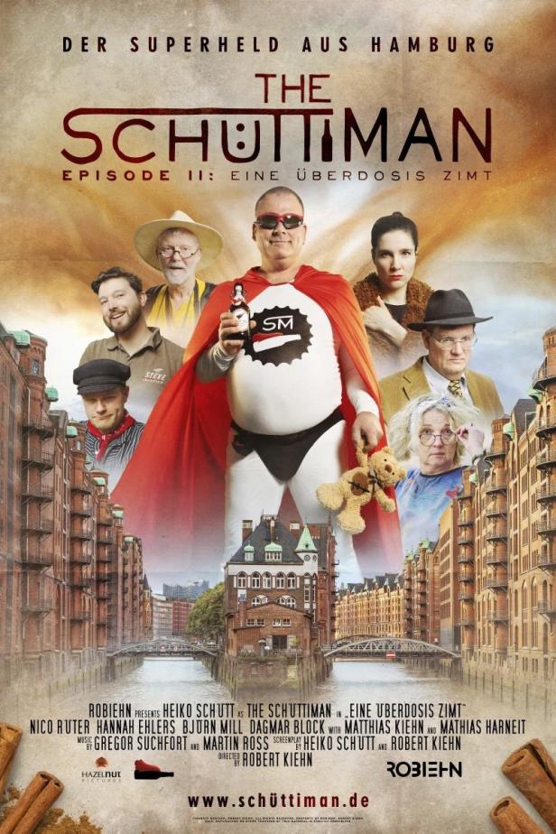 Das Filmplakat für „The Schüttiman: Episode II – Eine Überdosis Zimt“ zeigt den Superhelden und weitere Charaktere vor Hamburger Kulisse.