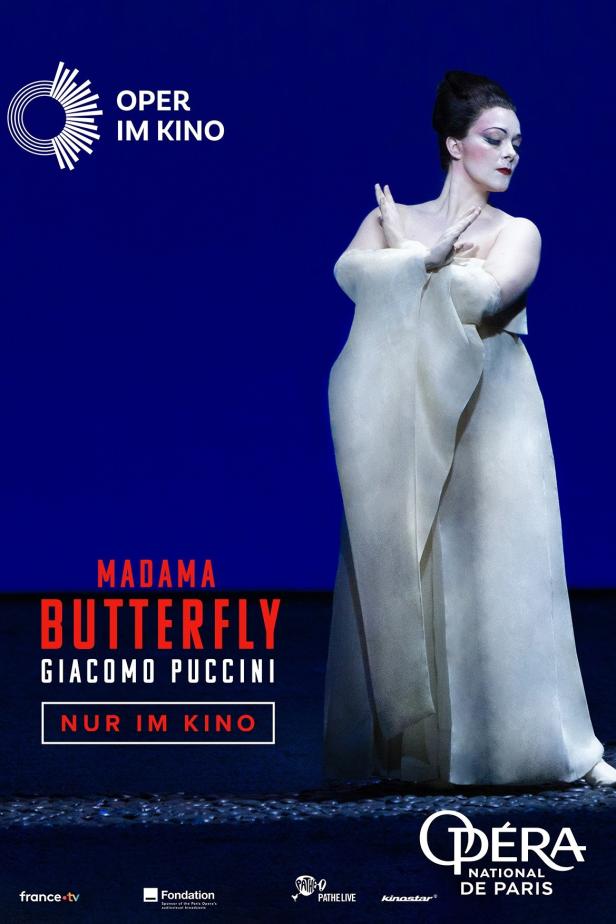 Eine Sängerin in einem weißen Kimono auf der Bühne für „Madama Butterfly“.