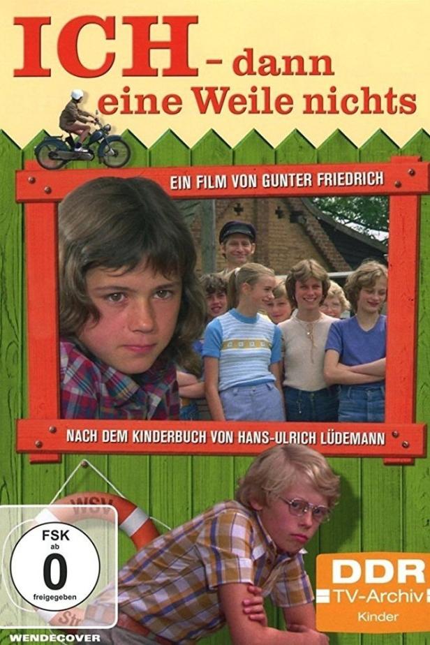 Das Filmplakat für „Ich – dann eine Weile nichts“ zeigt Kinder vor einem grünen Holzzaun.