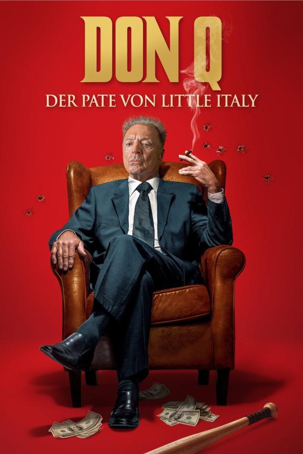 Ein Mann im Anzug sitzt in einem Sessel und raucht eine Zigarre vor dem Hintergrund des Films „Don Q: Der Pate von Little Italy“.
