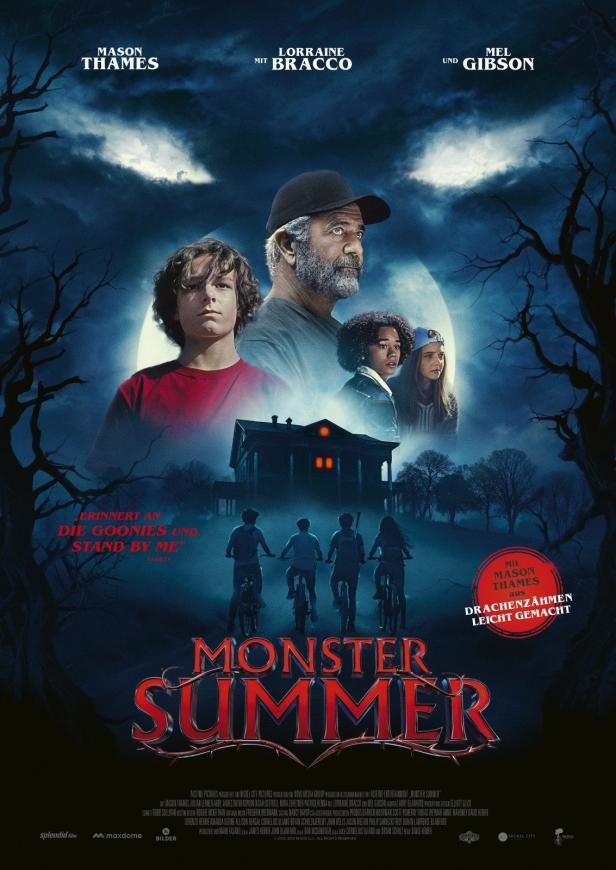 Das Filmplakat für „Monster Summer“ zeigt Mason Thames, Mel Gibson und eine Gruppe von Kindern vor einem unheimlichen Haus.