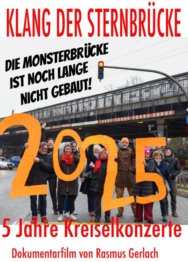 Eine Gruppe von Menschen hält orangefarbene Pappzahlen „2025“ unter einer Brücke hoch.