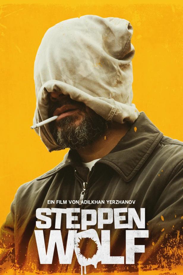 Ein Mann mit Bart und Kapuze raucht auf dem Filmplakat zu „Steppenwolf“.