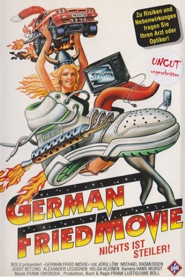 Das Filmplakat für „German Fried Movie“ zeigt eine Frau mit Wikingerhelm, die ein Auto und einen Fernseher trägt.