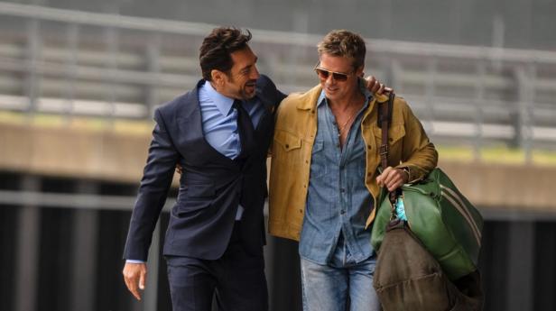 Javier Bardem und Brad Pitt umarmen sich am Set des Films „Formula 1“.