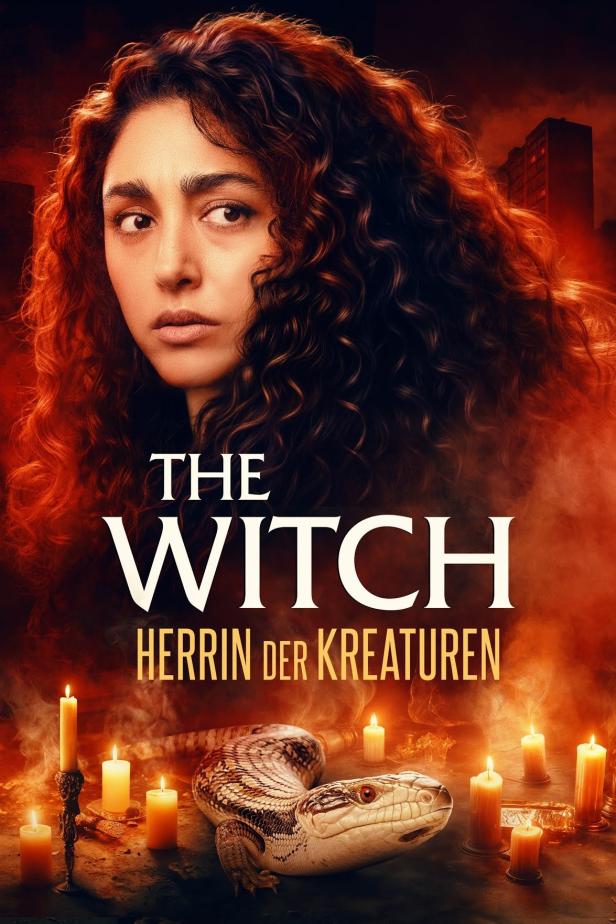 Das Filmplakat für „The Witch: Herrin der Kreaturen“ zeigt eine Frau mit lockigem Haar und eine Echse zwischen Kerzen.
