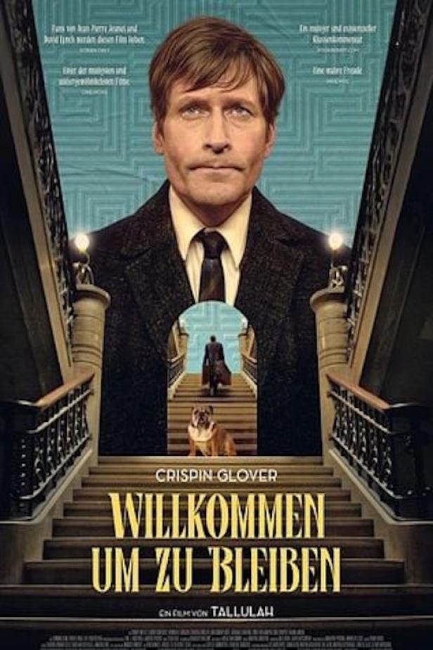 Das Filmplakat für „Willkommen um zu bleiben“ mit Crispin Glover vor einer Treppe.