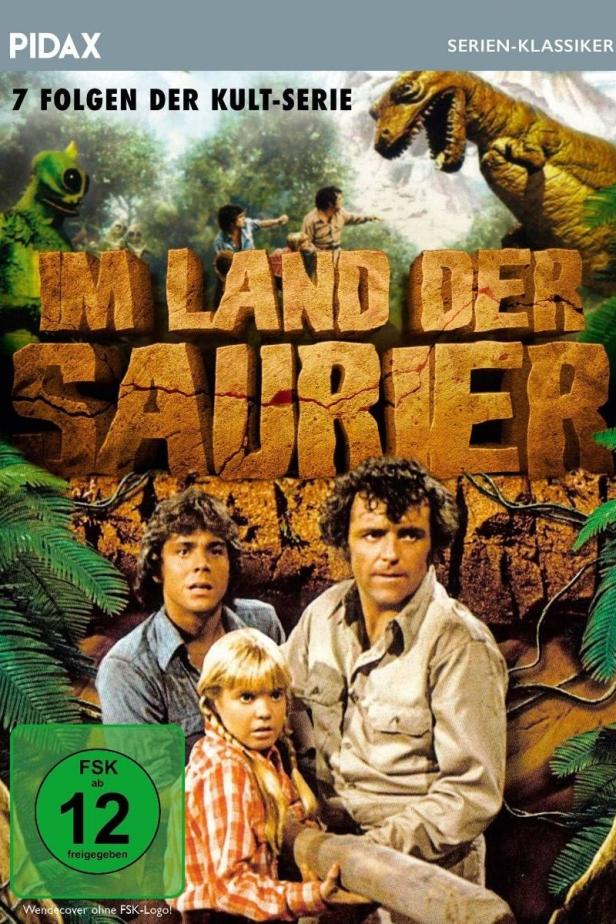 Das Cover der Serie „Im Land der Saurier“ zeigt Dinosaurier und drei menschliche Darsteller.