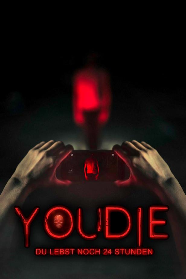 Das Filmplakat für „YouDie“ zeigt Hände, die ein Handy halten, das eine rote Gestalt filmt.