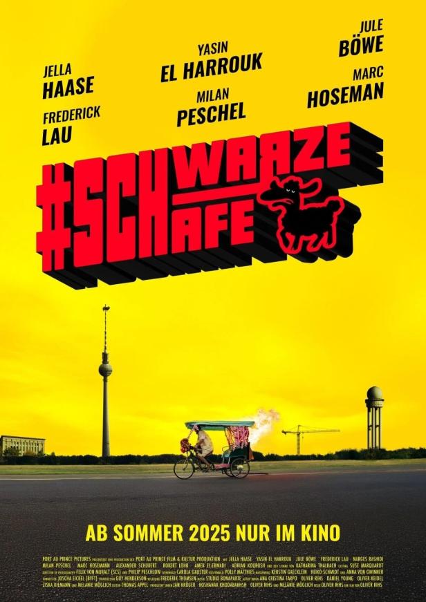 Das Filmplakat für „#Schwarze Schafe“ zeigt Schauspieler, Titel und einen Mann auf einem Fahrradtaxi vor Berliner Wahrzeichen.