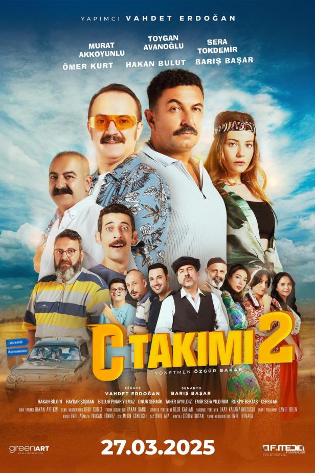 Das Filmplakat für „CTakimi 2“ zeigt eine Gruppe türkischer Schauspieler vor blauem Himmel.